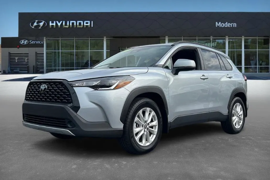 2023 Toyota Corolla Cross LE photo 1