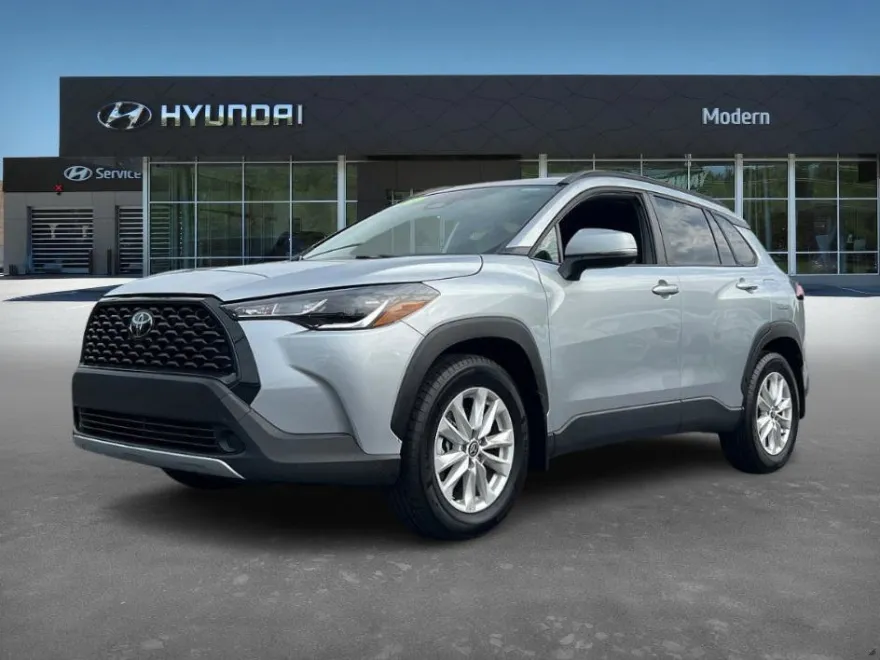 2023 Toyota Corolla Cross LE photo 1
