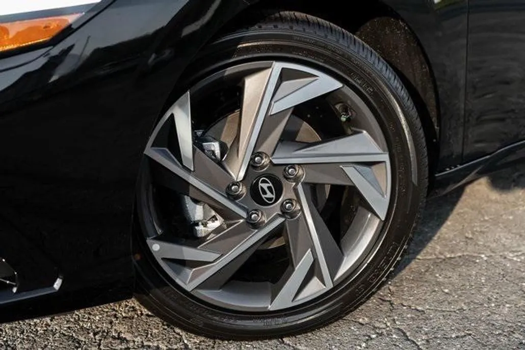 2025 Hyundai Elantra Limited photo 1