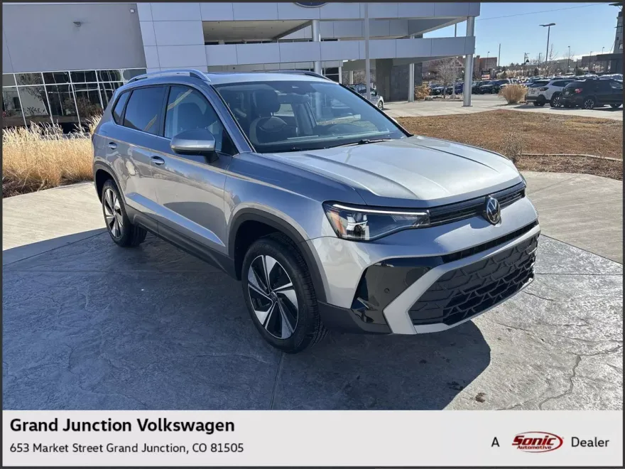 2025 Volkswagen Taos SE photo 1