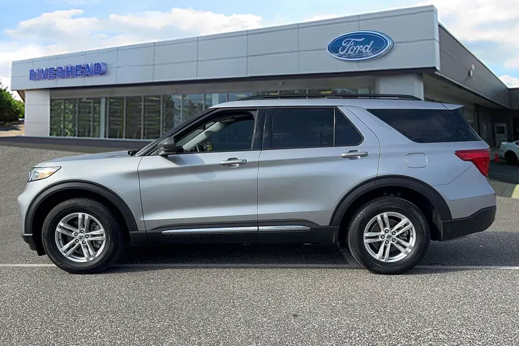2022 Ford Explorer XLT photo 1