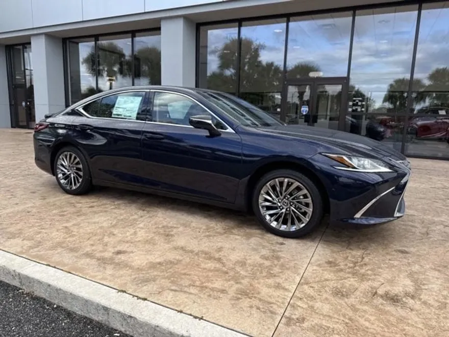 2025 Lexus ES 300h Luxury photo 1
