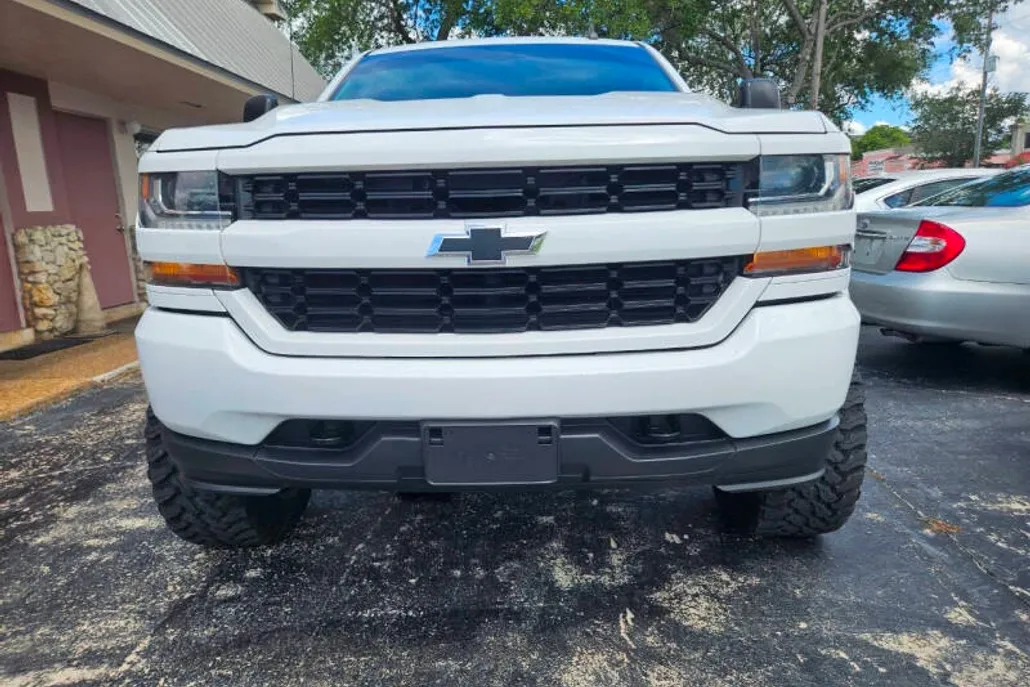 2017 Chevrolet Silverado 1500 Custom photo 1