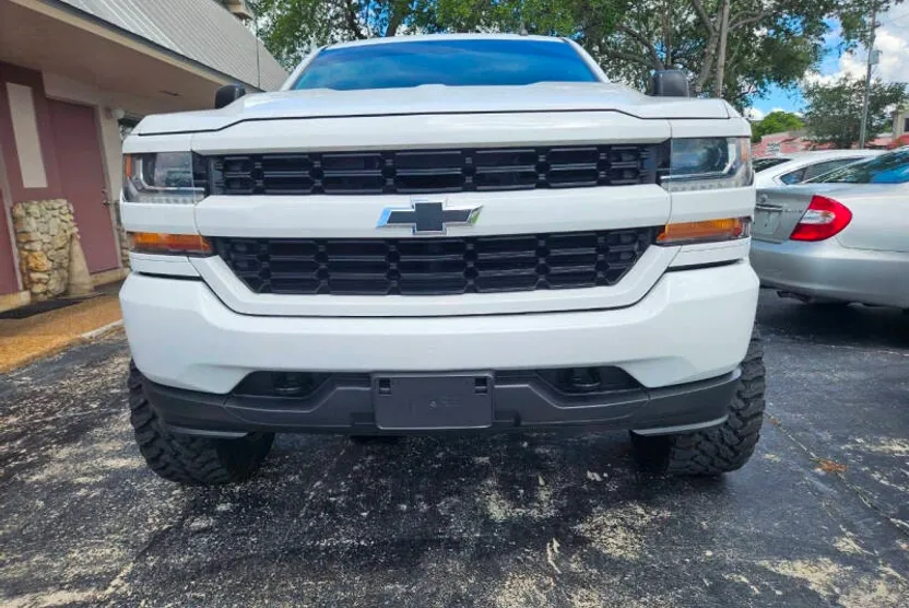 2017 Chevrolet Silverado 1500 Custom photo 1