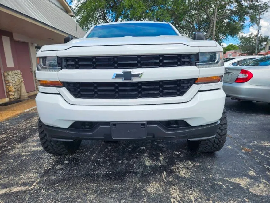 2017 Chevrolet Silverado 1500 Custom photo 1