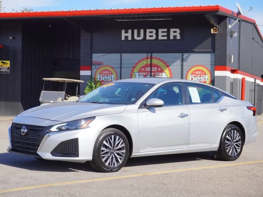 2023 Nissan Altima 2.5 SV photo 1