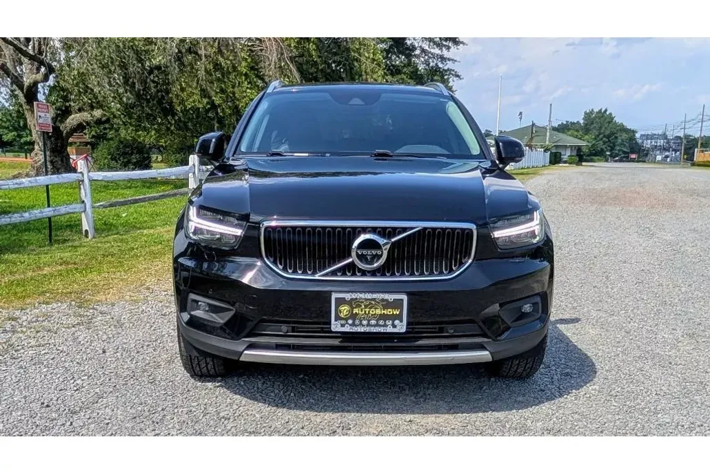 2022 Volvo XC40 T5 AWD Momentum photo 1