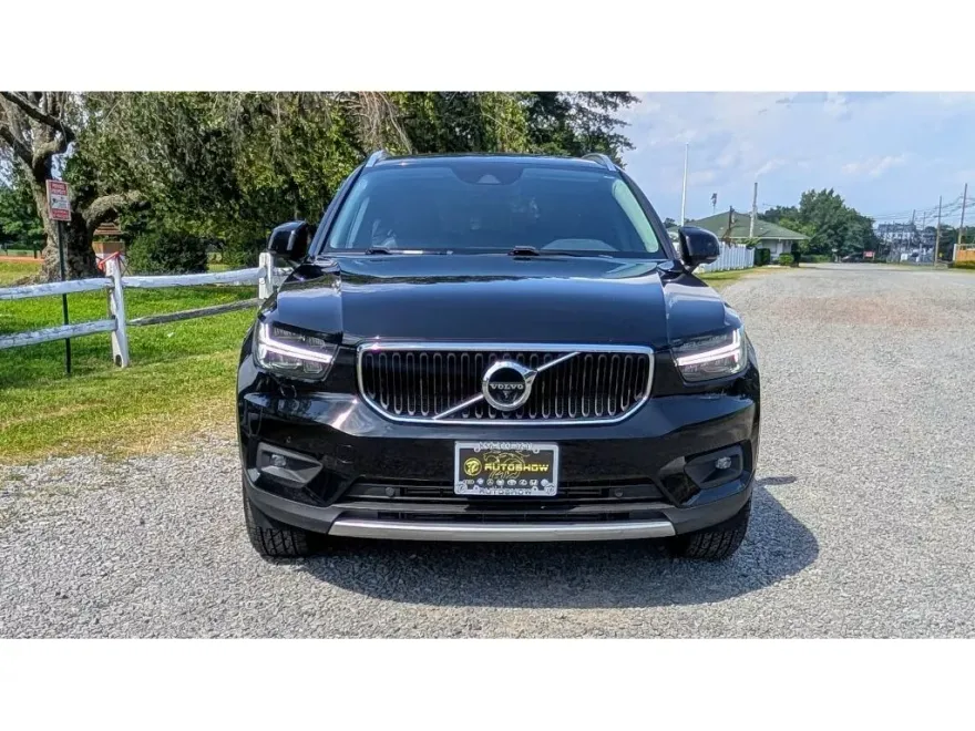 2022 Volvo XC40 T5 AWD Momentum photo 1