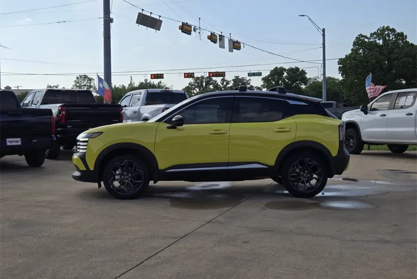 2025 Nissan Kicks SR photo 1