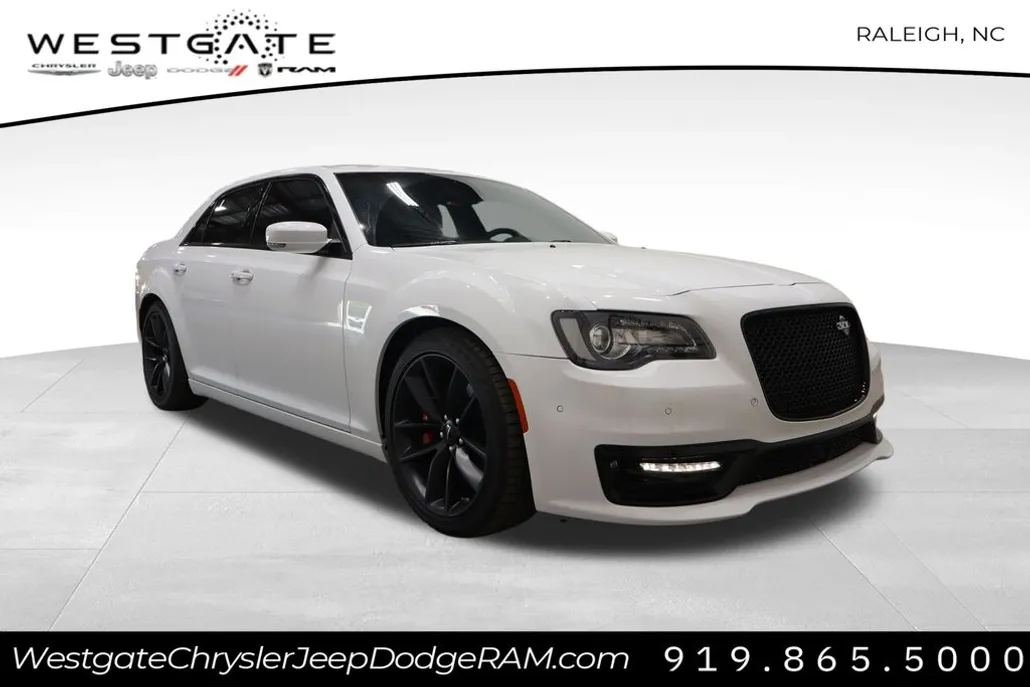 2023 Chrysler 300 C photo 1