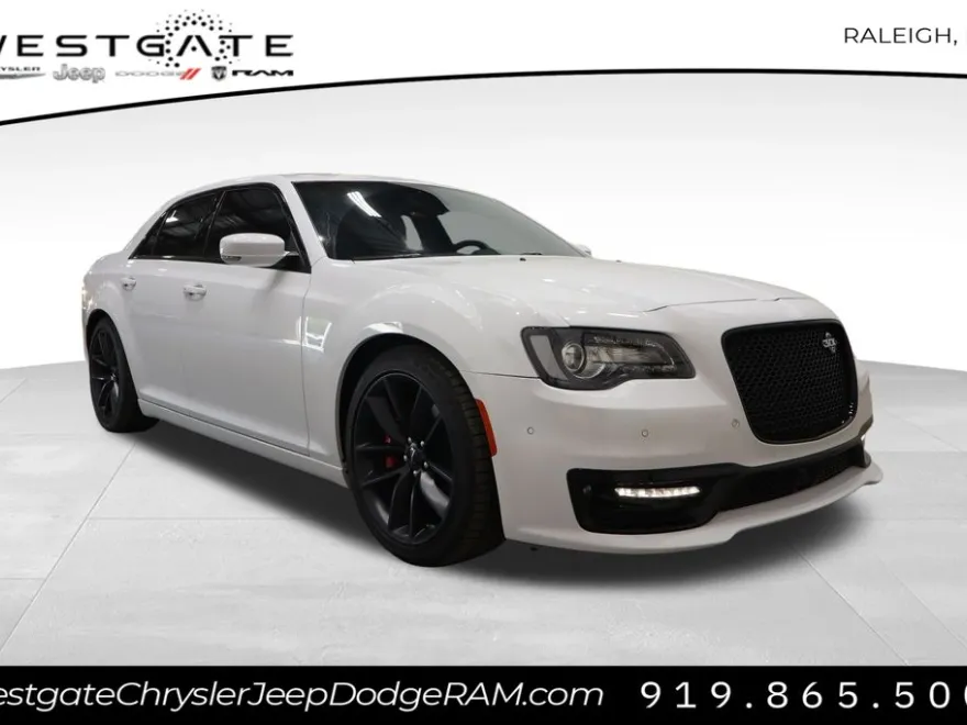 2023 Chrysler 300 C photo 1