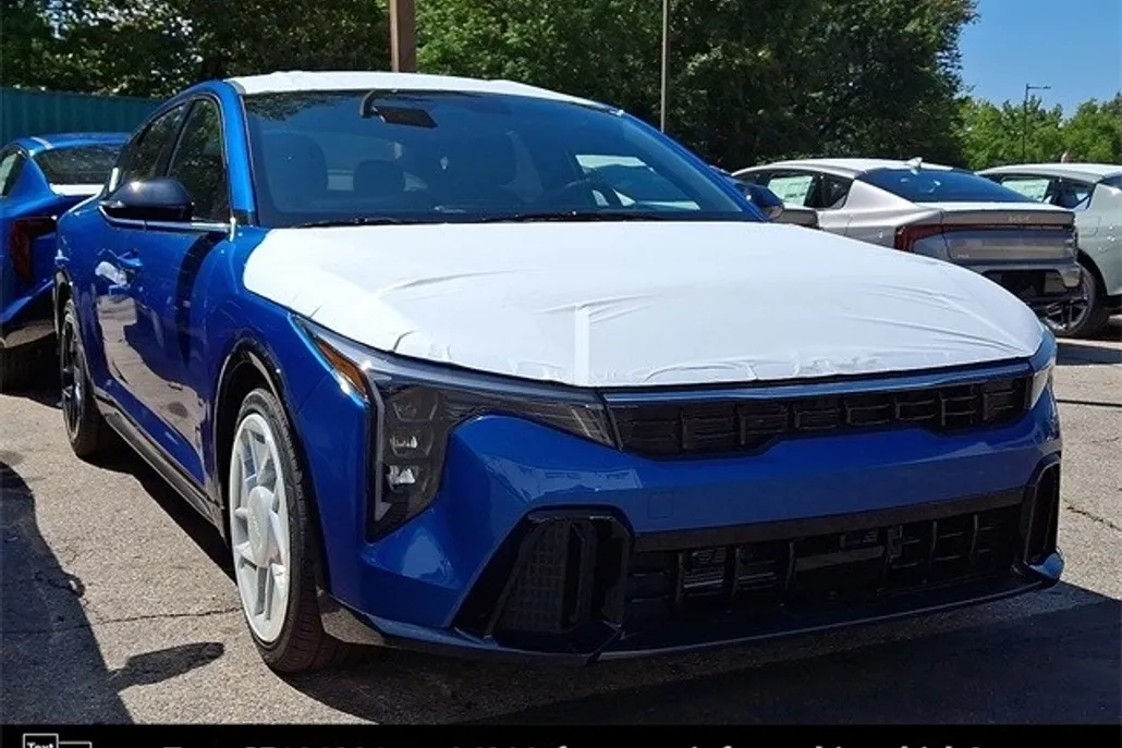 2025 Kia K4 GT-Line photo 1