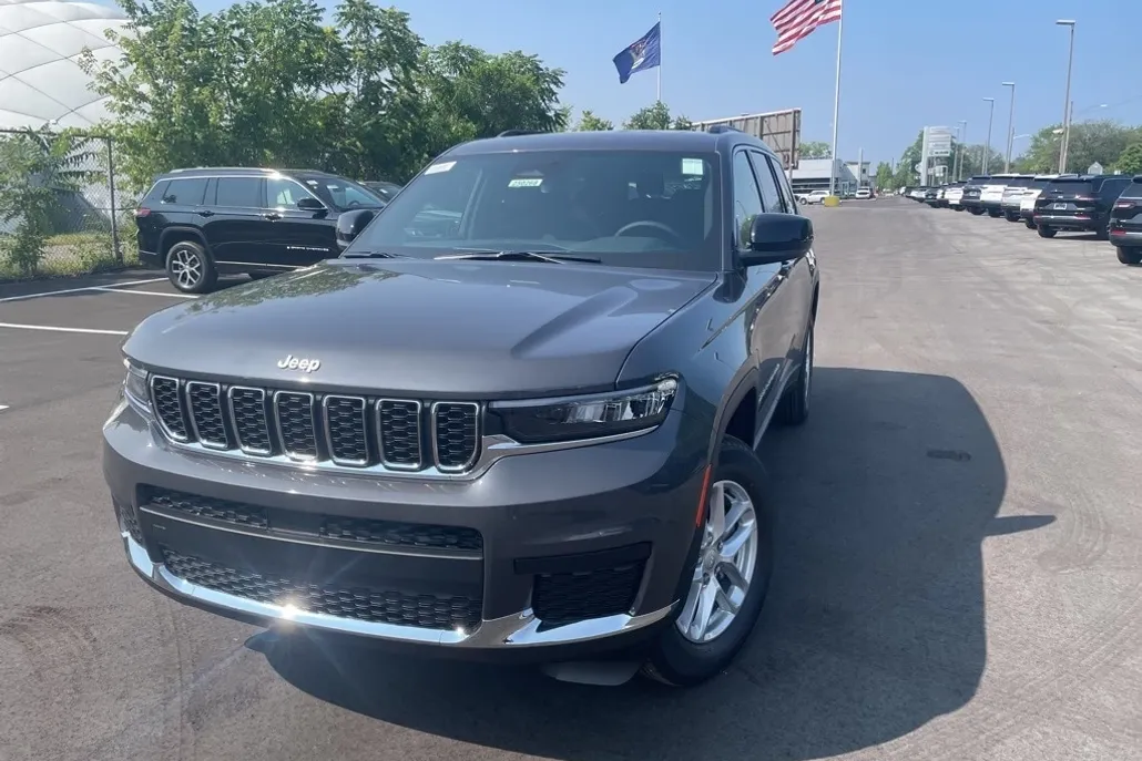 2025 Jeep Grand Cherokee Laredo photo 1