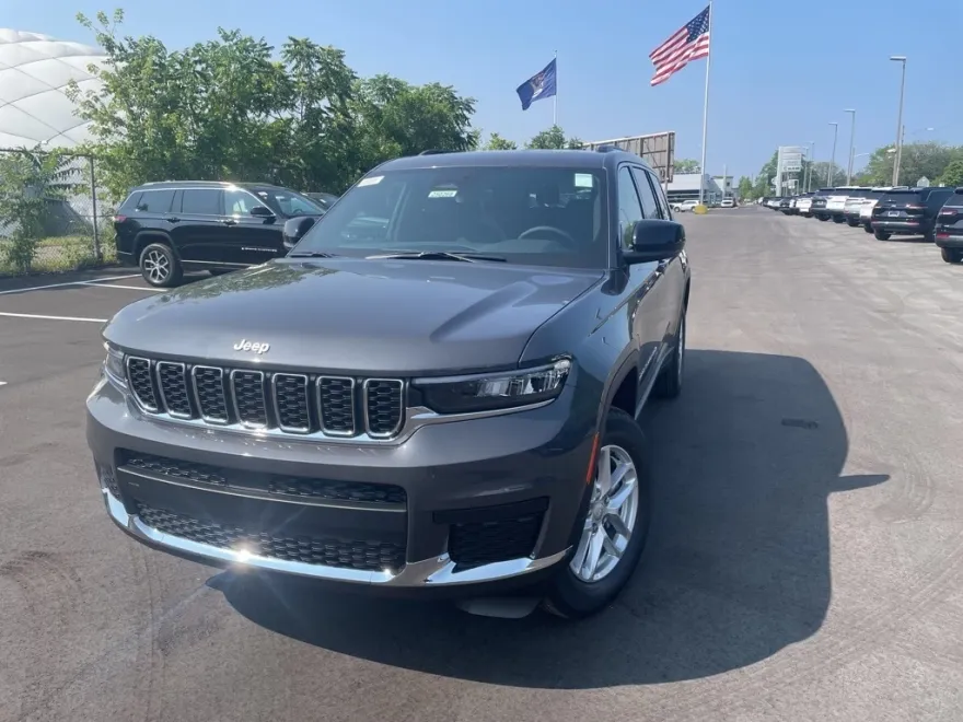 2025 Jeep Grand Cherokee Laredo photo 1
