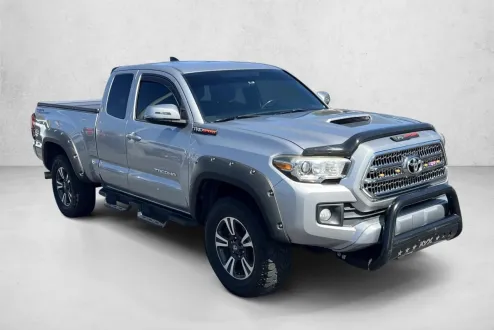 2016 Toyota Tacoma TRD Sport photo 3