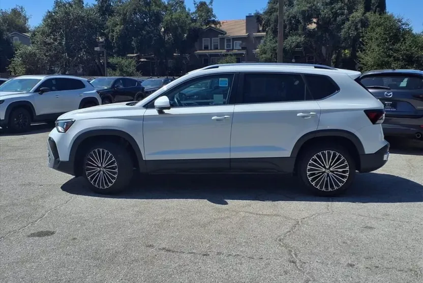 2025 Volkswagen Taos SE photo 1