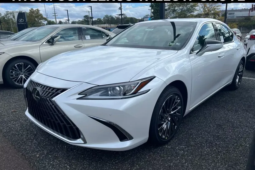 2025 Lexus ES 300h Luxury photo 1