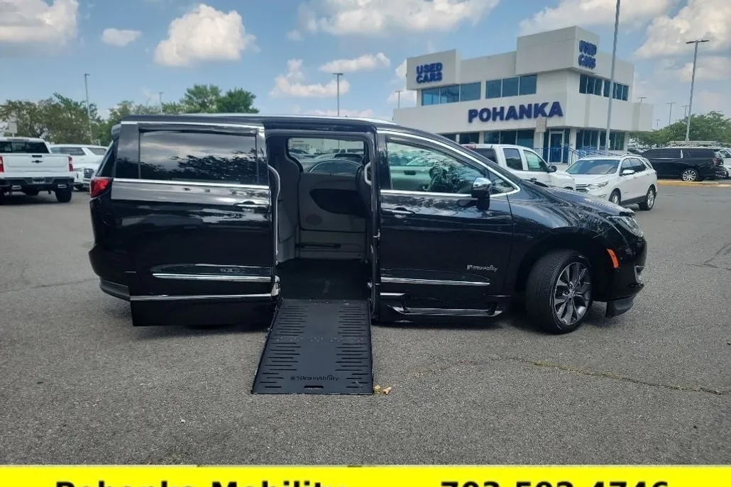 2018 Chrysler Pacifica Limited photo 1