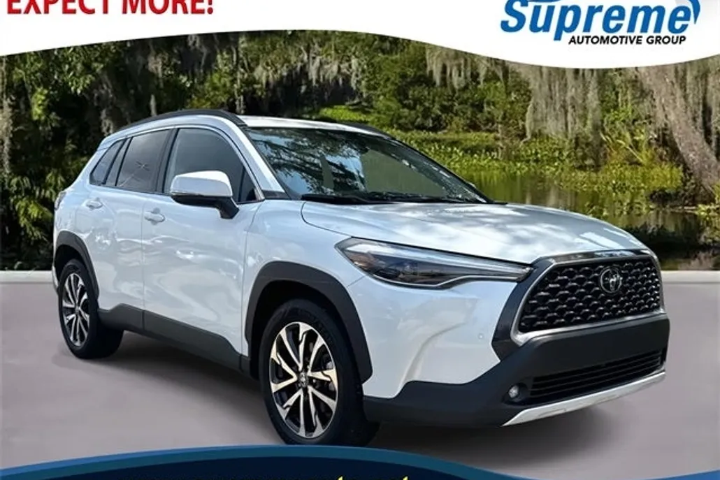 2023 Toyota Corolla Cross XLE photo 1