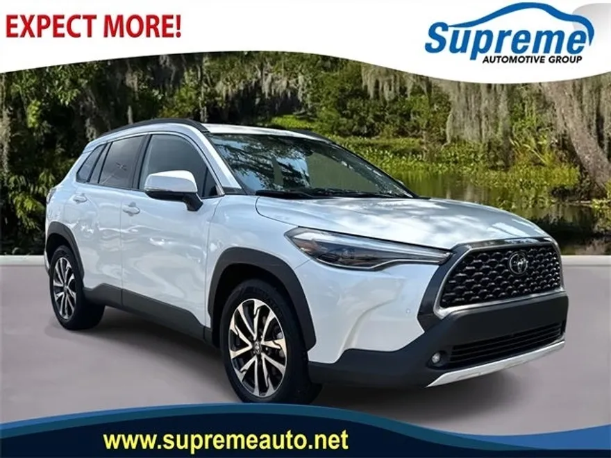 2023 Toyota Corolla Cross XLE photo 1