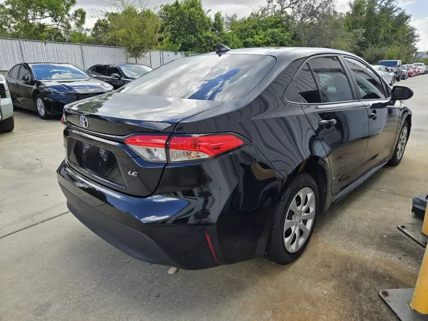 2023 Toyota Corolla LE photo 1