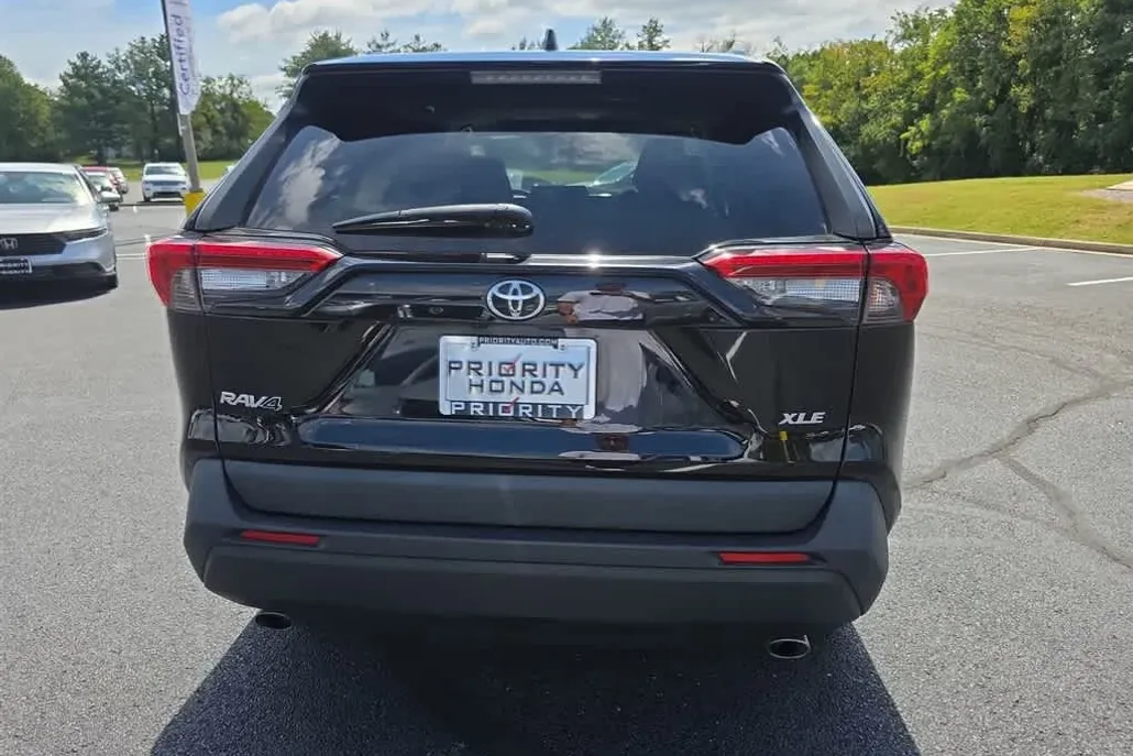 2022 Toyota RAV4 XLE photo 1