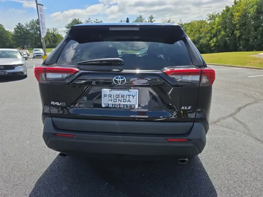2022 Toyota RAV4 XLE photo 1