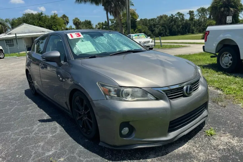 2013 Lexus CT 200h photo 1