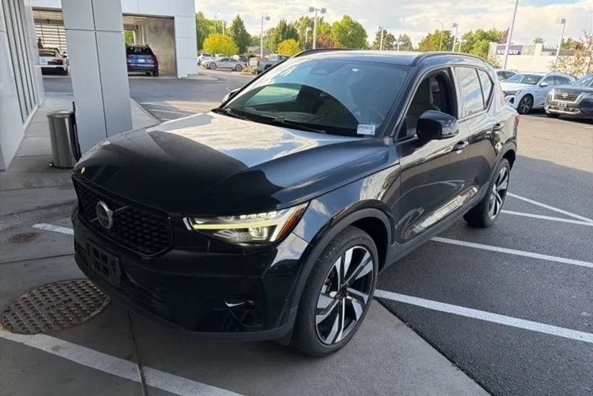 2023 Volvo XC40 Ultimate photo 1