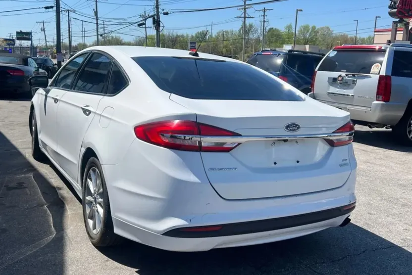2017 Ford Fusion SE photo 1