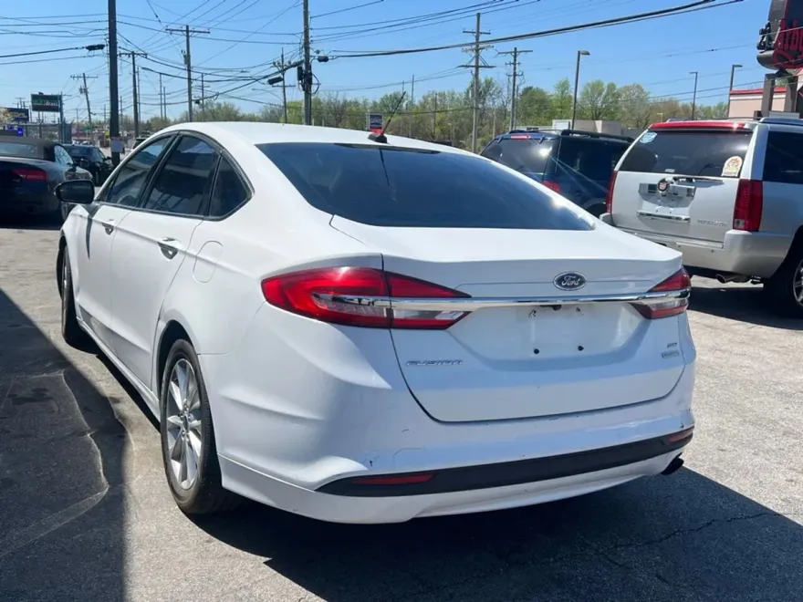 2017 Ford Fusion SE photo 1