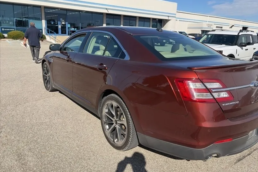 2015 Ford Taurus SEL photo 1