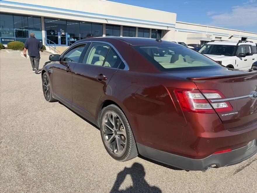 2015 Ford Taurus SEL photo 1