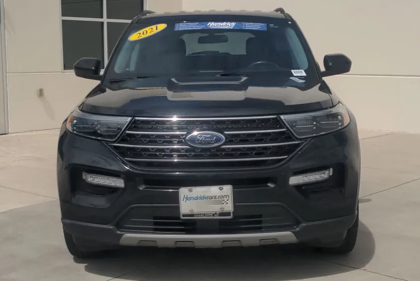 2021 Ford Explorer XLT photo 1