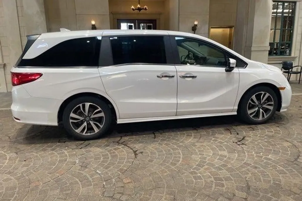 2024 Honda Odyssey Touring photo 1