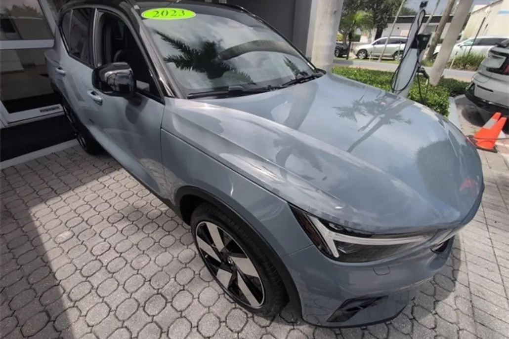 2023 Volvo XC40 Ultimate photo 1
