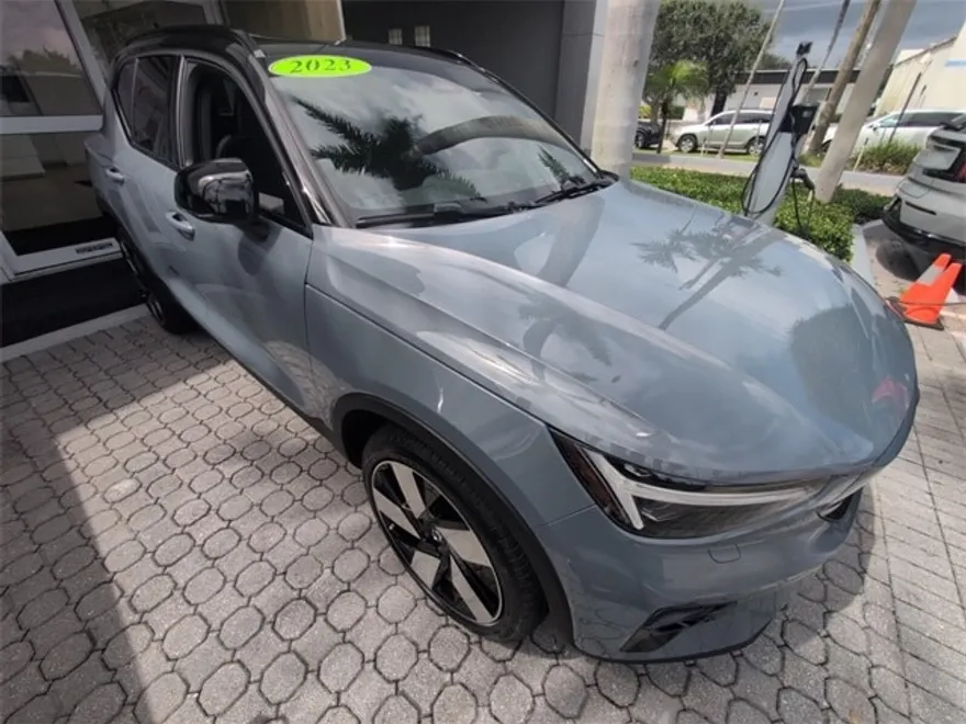 2023 Volvo XC40 Ultimate photo 1