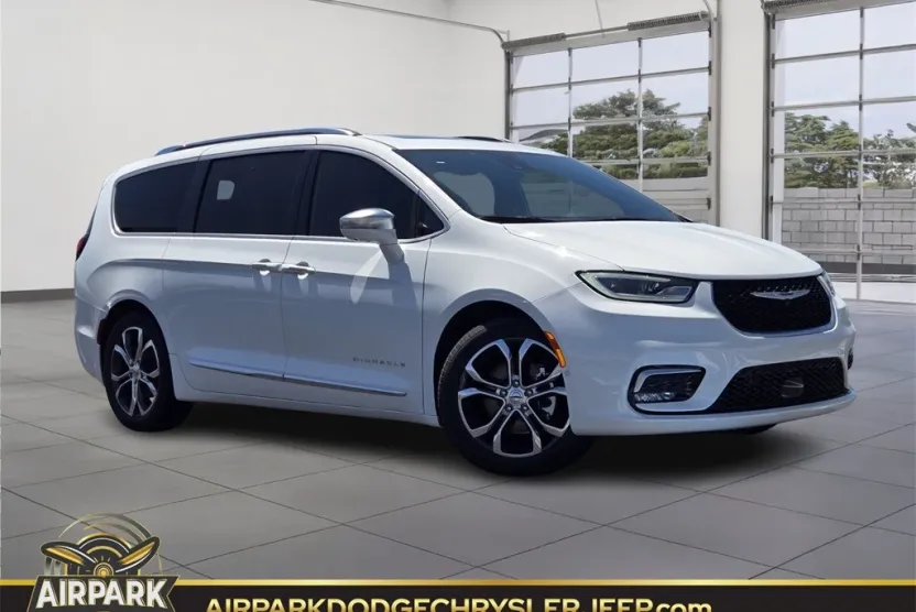 2024 Chrysler Pacifica Pinnacle photo 1