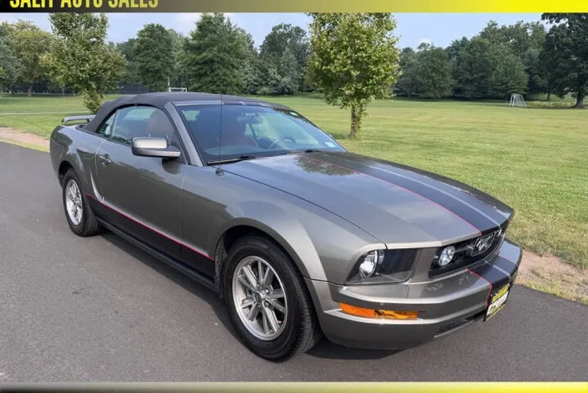 2005 Ford Mustang V6 Premium Convertible photo 1