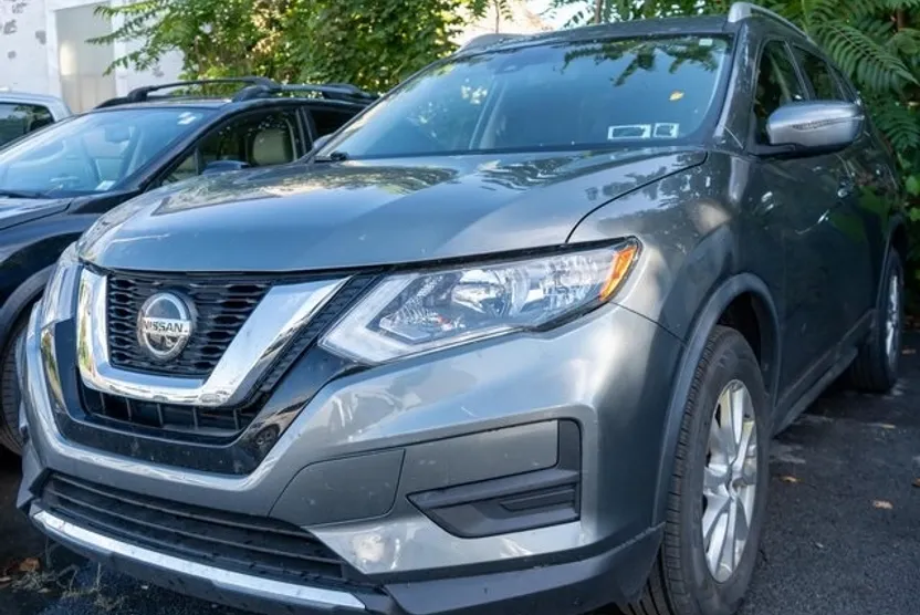 2019 Nissan Rogue SV photo 1