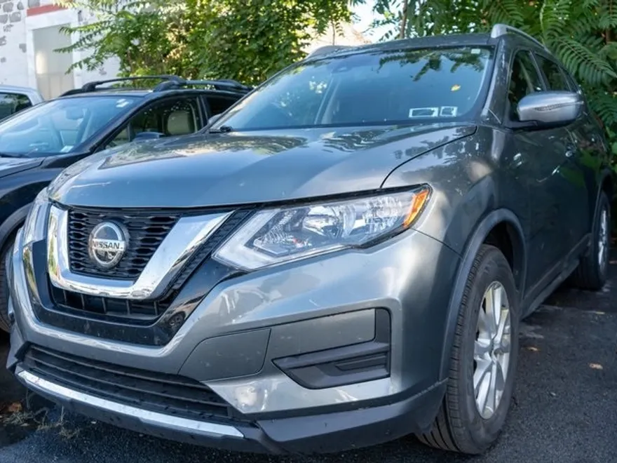 2019 Nissan Rogue SV photo 1