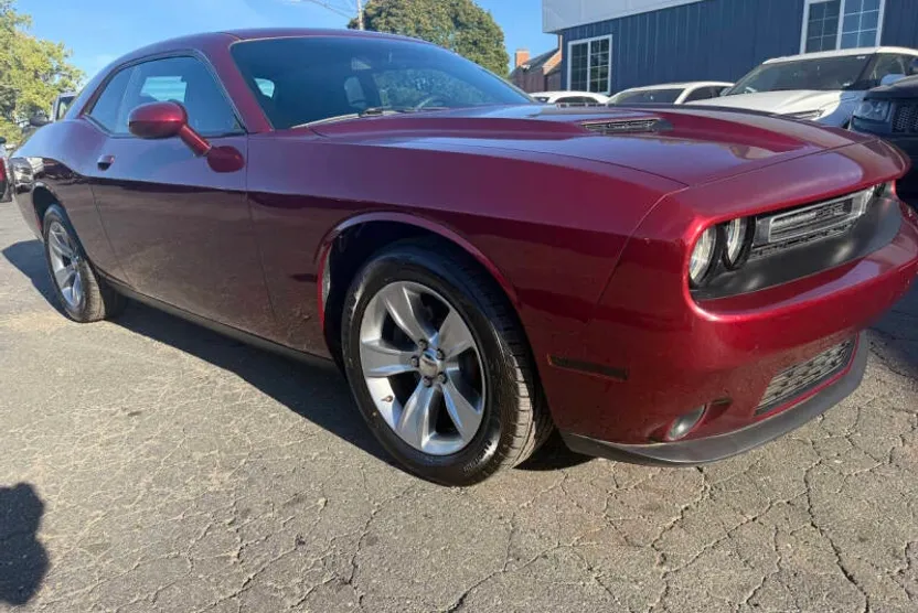 2018 Dodge Challenger SXT photo 1