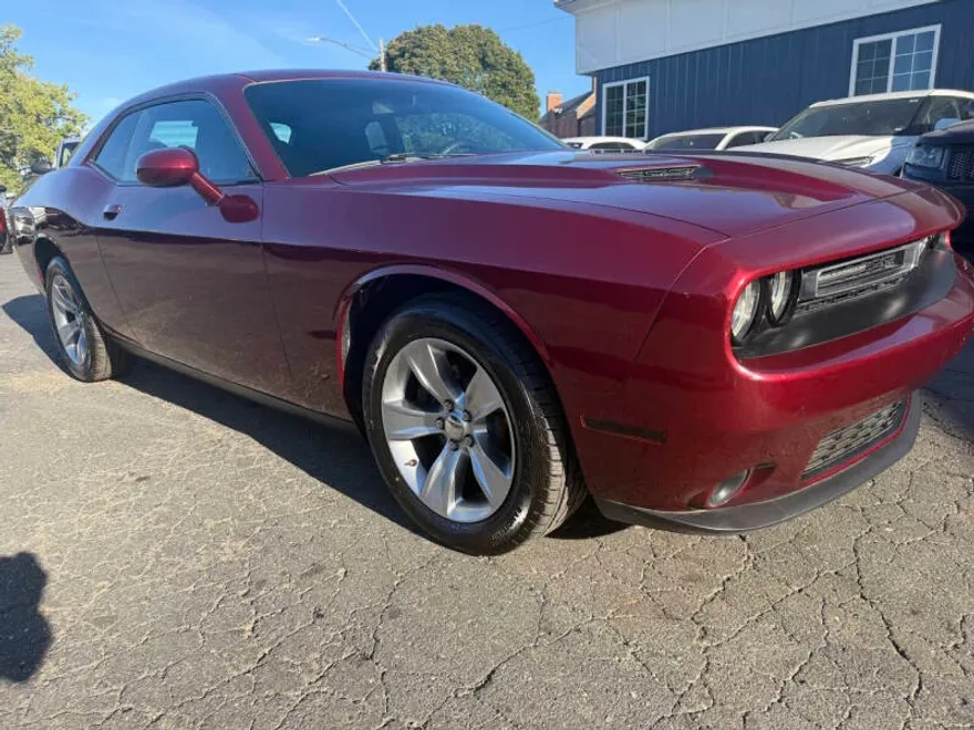2018 Dodge Challenger SXT photo 1