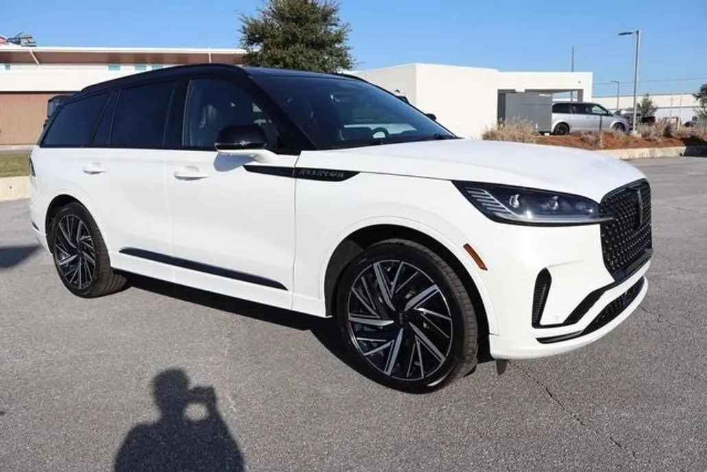 2025 Lincoln Aviator Black Label photo 1