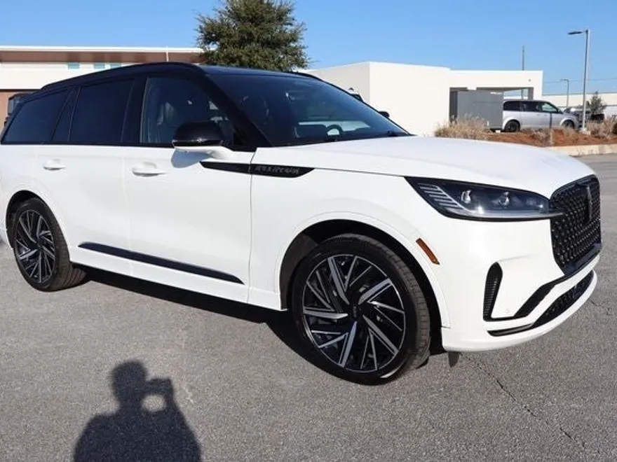 2025 Lincoln Aviator Black Label photo 1