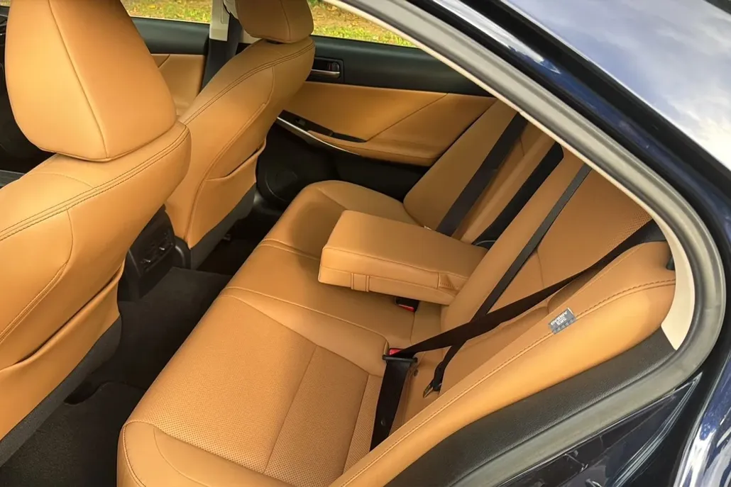 2019 Lexus IS 300 photo 1