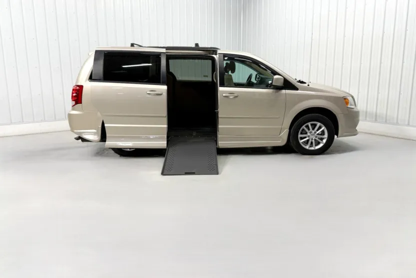2016 Dodge Grand Caravan SXT photo 1