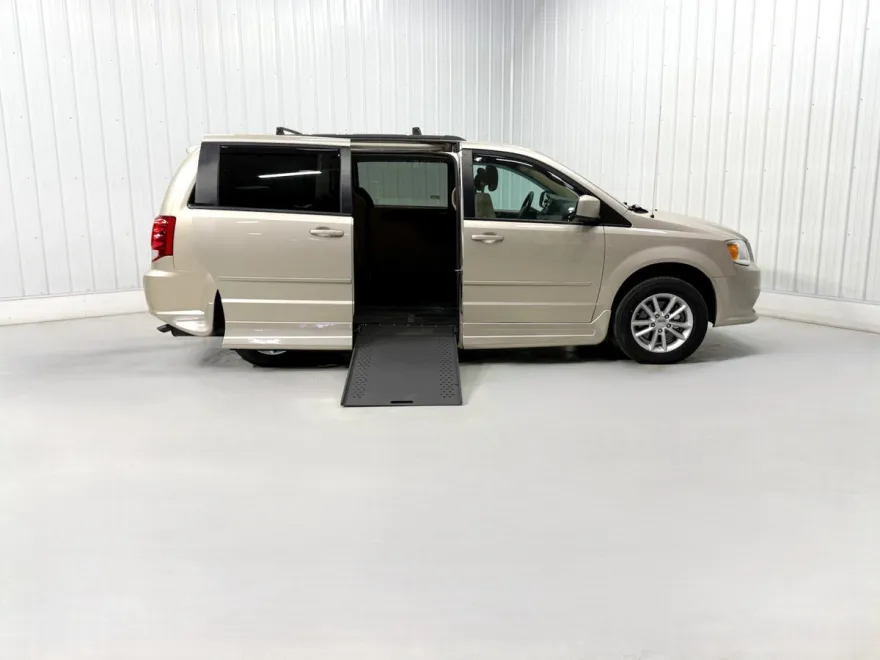 2016 Dodge Grand Caravan SXT photo 1