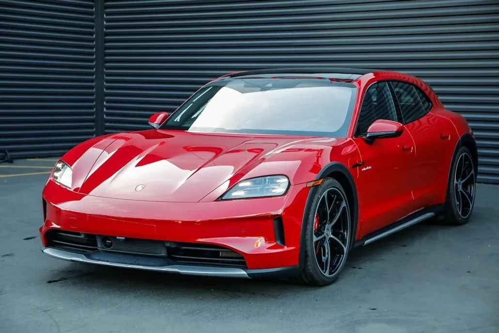 2025 Porsche Taycan Cross Turismo 4S photo 1