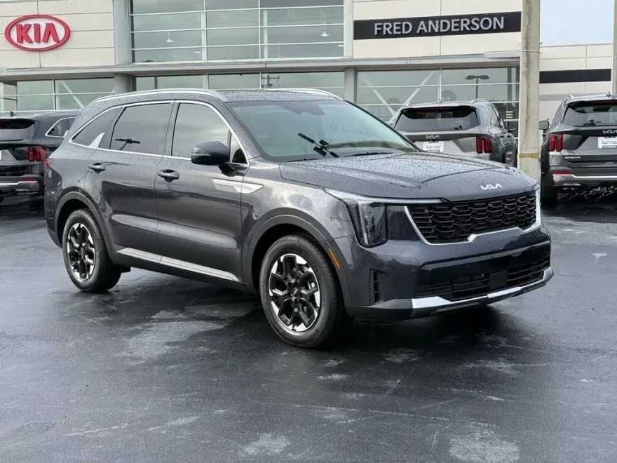 2025 Kia Sorento S photo 1